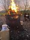 Foyer De Feu De Camp En Plein Air Avec Grille Pour Barbecue Et Brûleur De Bûches, Sièges Extérieurs, Spectacle De Feu, Camping.