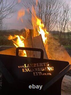 Foyer de feu de camp en plein air avec grille pour barbecue et brûleur de bûches, sièges extérieurs, spectacle de feu, camping.