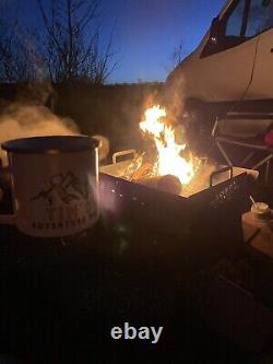 Foyer de feu de camp en plein air avec grille pour barbecue et brûleur de bûches, sièges extérieurs, spectacle de feu, camping.