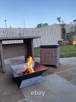 Foyer extérieur de jardin avec grillage en maille