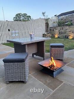 Foyer extérieur de jardin avec grillage en maille